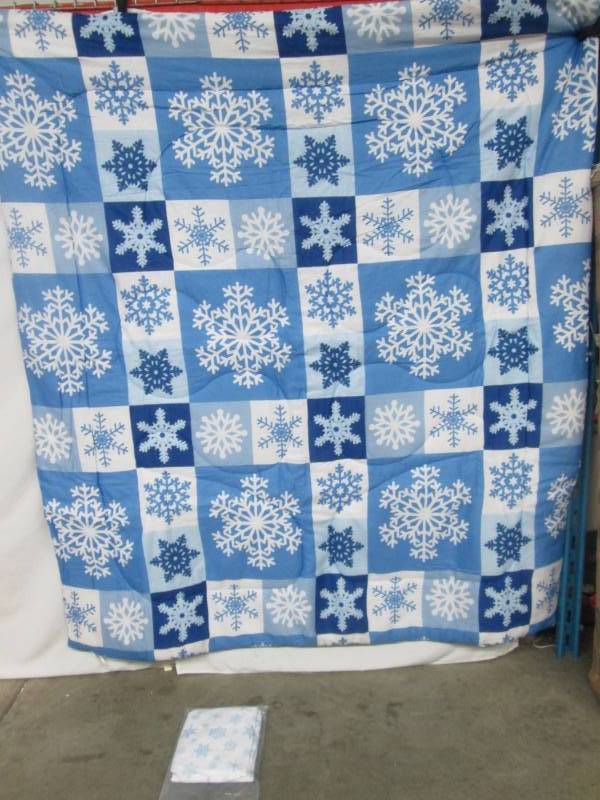 alcove Snowflake Patch Bed Set and Accessories