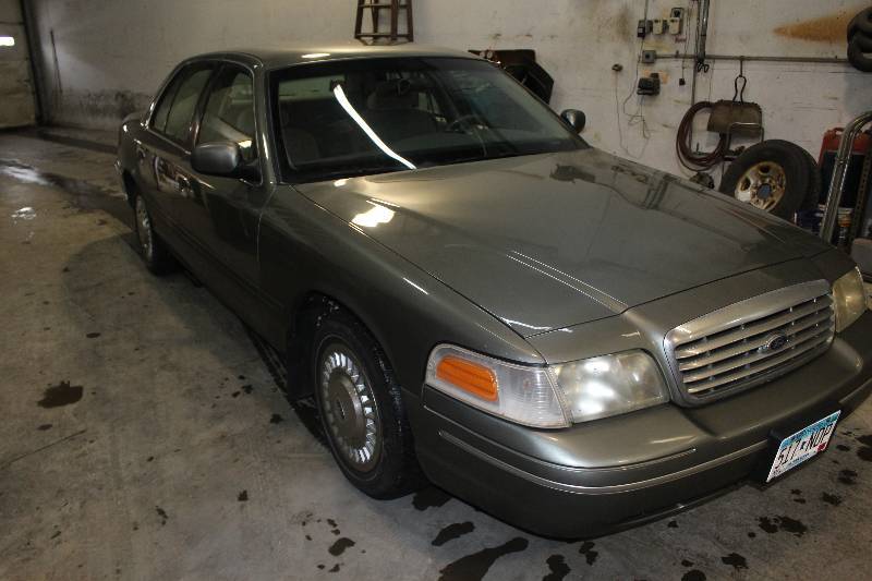 lot 4 image: 2001 Ford Crown Victoria