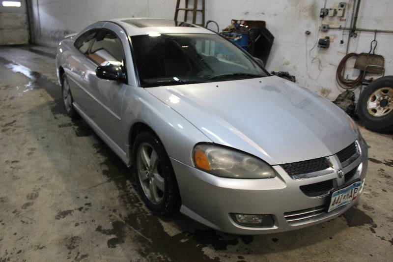 lot 2 image: 2004 Dodge Stratus
