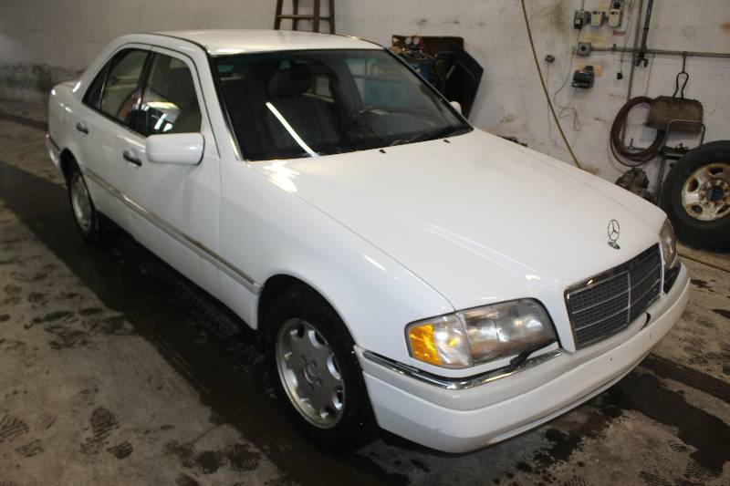 lot 1 image: 1995 Mercedes C280 Sedan