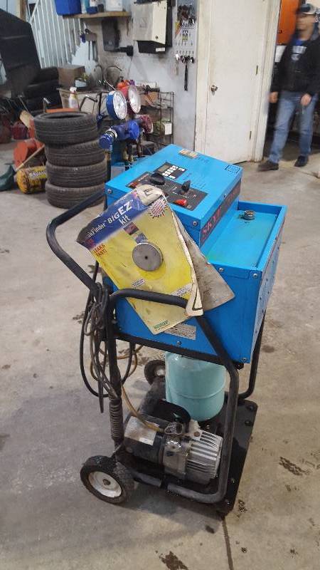 lot 9 image: Skye Service Center R134a Recovery and Charge AC Unit